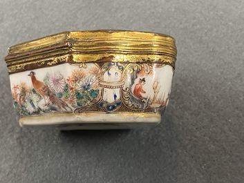 Une bo&icirc;te couverte en porcelaine de Chine famille rose &agrave; monture dor&eacute;e, Qianlong